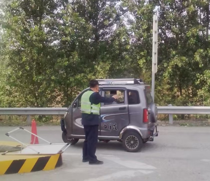 老人误入高速进行劝阻