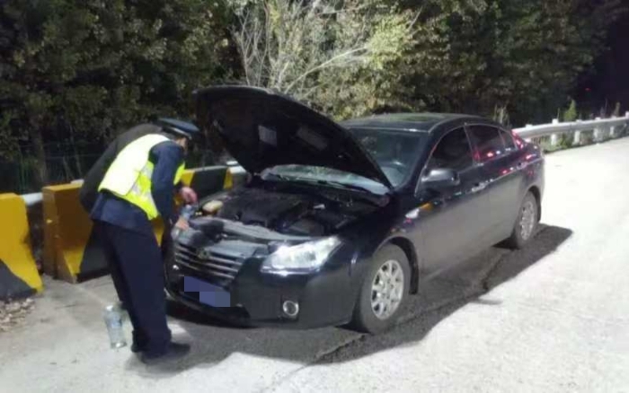 水箱缺水，收费员及时帮助