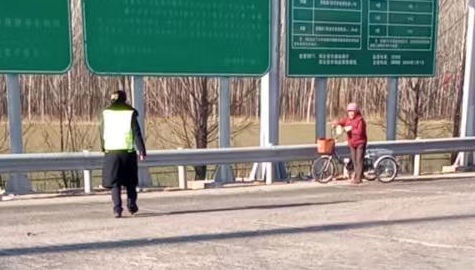 老人骑车误入高速