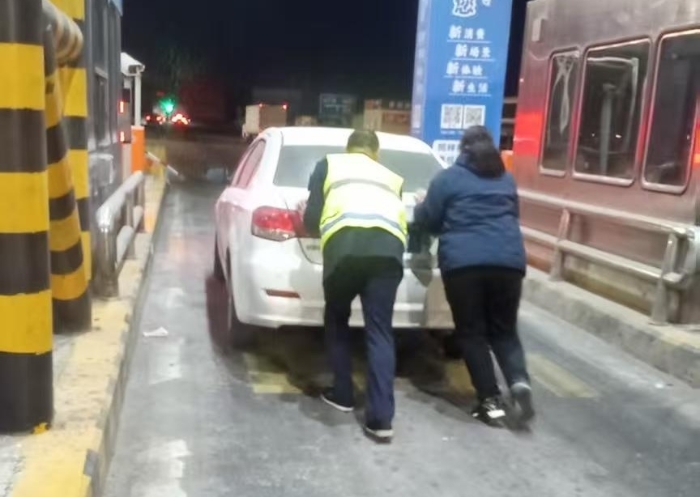 寒夜守归途 温情暖人心——廊坊分公司香河西收费站紧急救助故障车辆